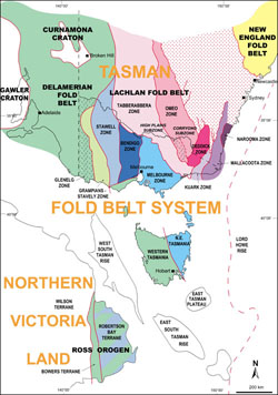 Map of eastern Australia showing different fold belts dividing up the land, including the Melbourne zone in light blue, the Lachlan fold belt  in light pink and the Delamerian fold belt in light green.